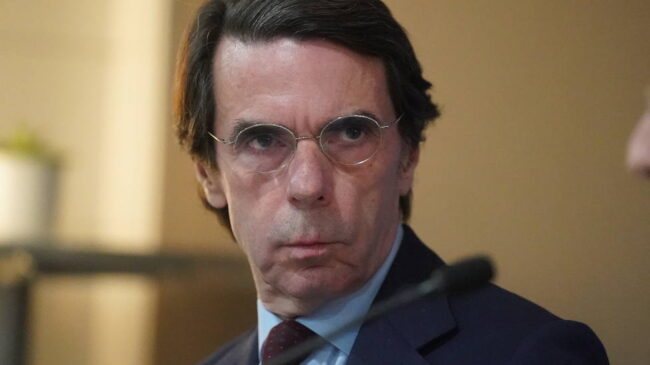 Aznar dice que el Gobierno de Cataluña juega con los derechos al aplazar elecciones a mayo