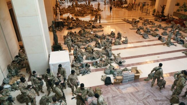 Las espectaculares imágenes de los Guardias Nacionales durmiendo en el Capitolio