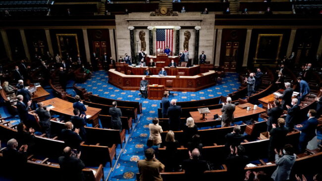 Cerca de 100 congresistas demócratas apoyan la destitución de Trump después de lo sucedido en el Capitolio