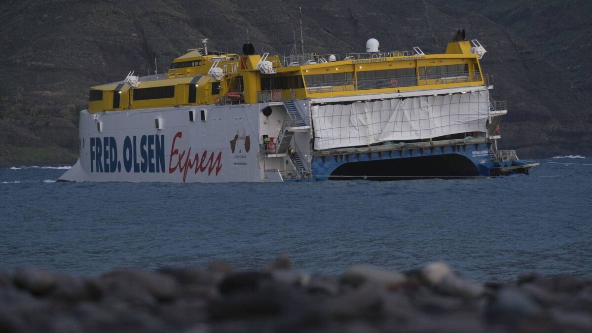 El ferry de Fred Olsen sigue encallado con pasaje a bordo en Gran Canaria