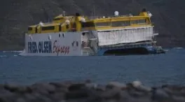 El ferry de Fred Olsen sigue encallado con pasaje a bordo en Gran Canaria