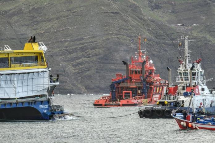 Salvamento rescata 59 pasajeros y 6 tripulantes del ferry encallado en Gran Canaria