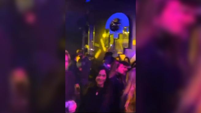 (VÍDEO) Fiesta multitudinaria en la sala Barceló en plena tercera ola