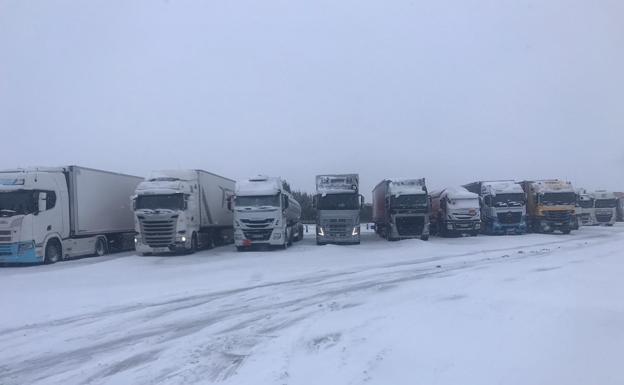 Inmovilizados unos 2.000 camiones en áreas de servicio catalanas por la nieve