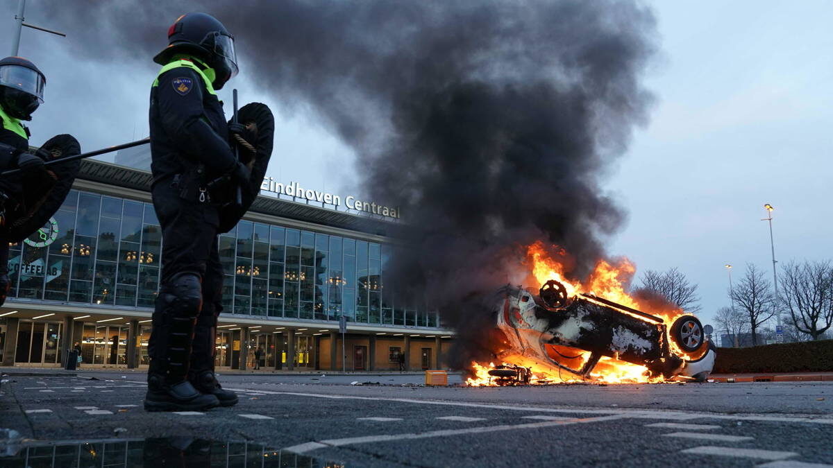 (VÍDEO) Batalla campal en Países Bajos contra el toque de queda