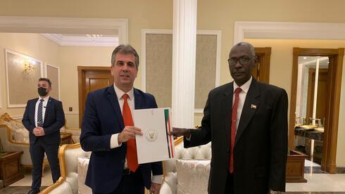 Israel firma un memorando de Seguridad con Sudán en su primera visita oficial
