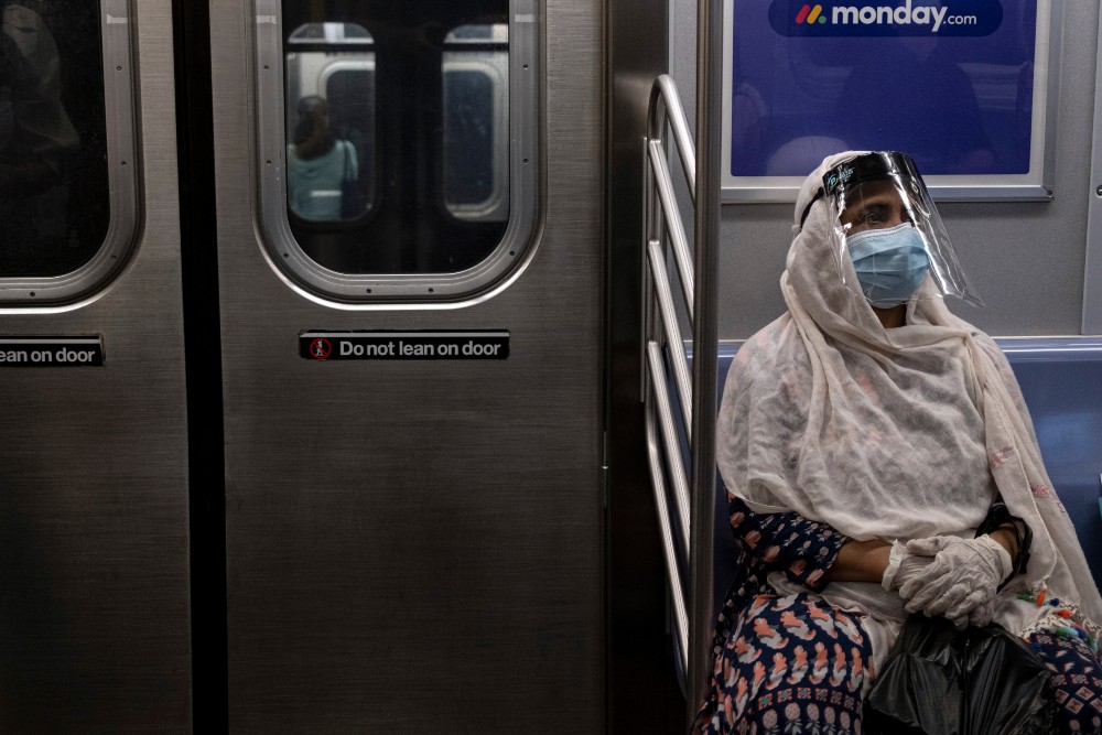 La agencia de salud de EEUU exigirá usar mascarillas en el transporte público