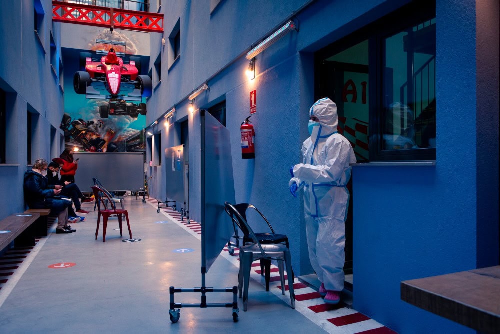 La curva ya crece en vertical: Sanidad suma 25.438 casos de coronavirus y 408 muertes