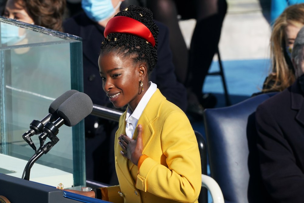 La poeta Amanda Gorman, de la investidura de Biden a la Super Bowl
