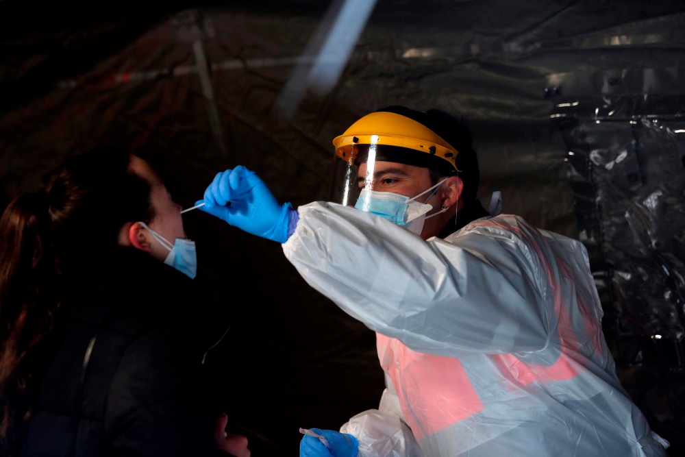Madrid hará test de antígenos en farmacias y dentistas a partir del uno de febrero