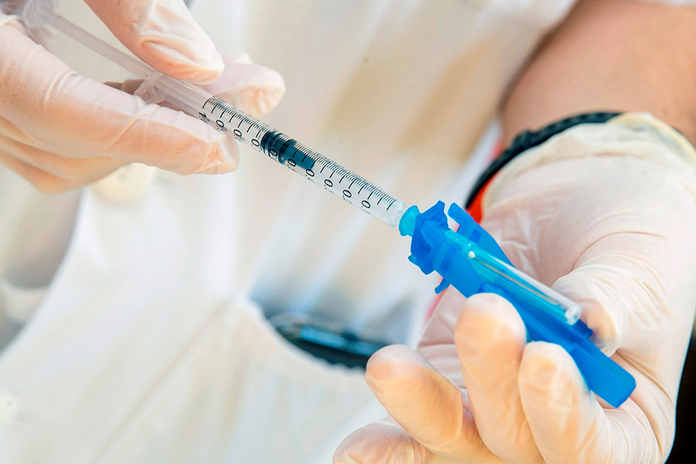 Murcia vacuna contra el coronavirus a su consejero de Sanidad y a altos cargos y funcionarios de la consejería