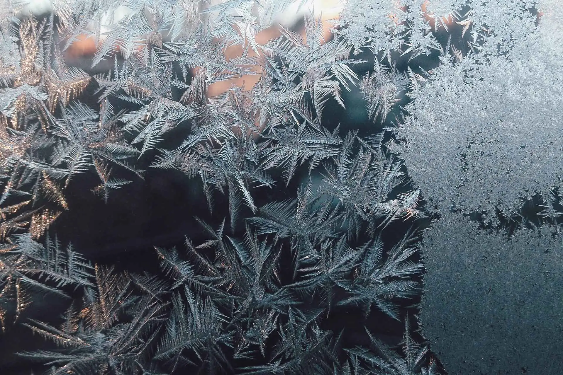 Por qué los copos de nieve son hexagonales y simétricos