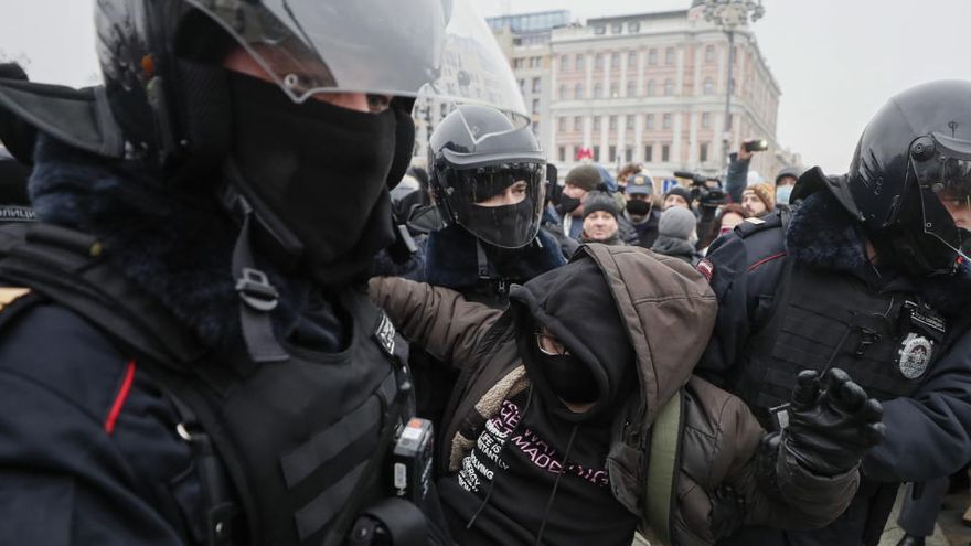 La policía rusa detiene a la mujer de Navalni y a cientos de manifestantes por todo el país