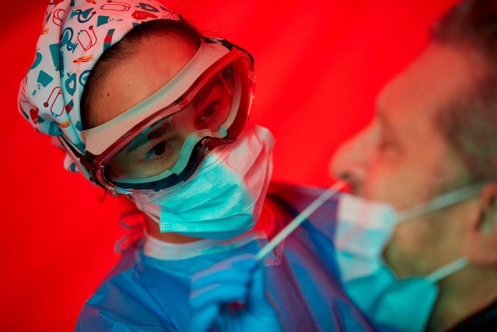 23.700 casos de coronavirus, 352 muertes y subidón de la incidencia: la situación se vuelve crítica