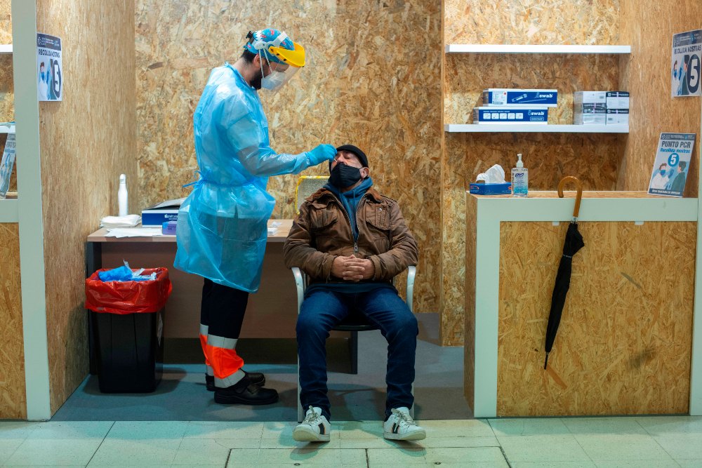 Sanidad suma 40.285 contagios de coronavirus y la incidencia alcanza los 900 puntos