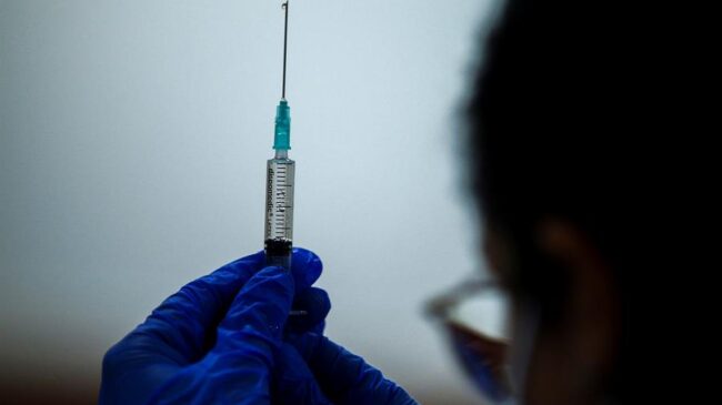 ¿Retrasar la segunda dosis de la vacuna? Los expertos hablan