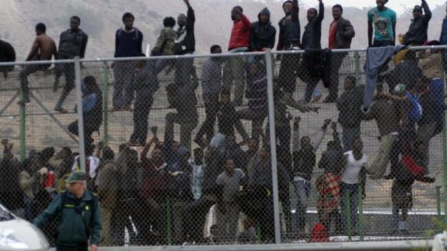 Unos 150 inmigrantes intentan saltar la valla de Melilla y 87 lo consiguen
