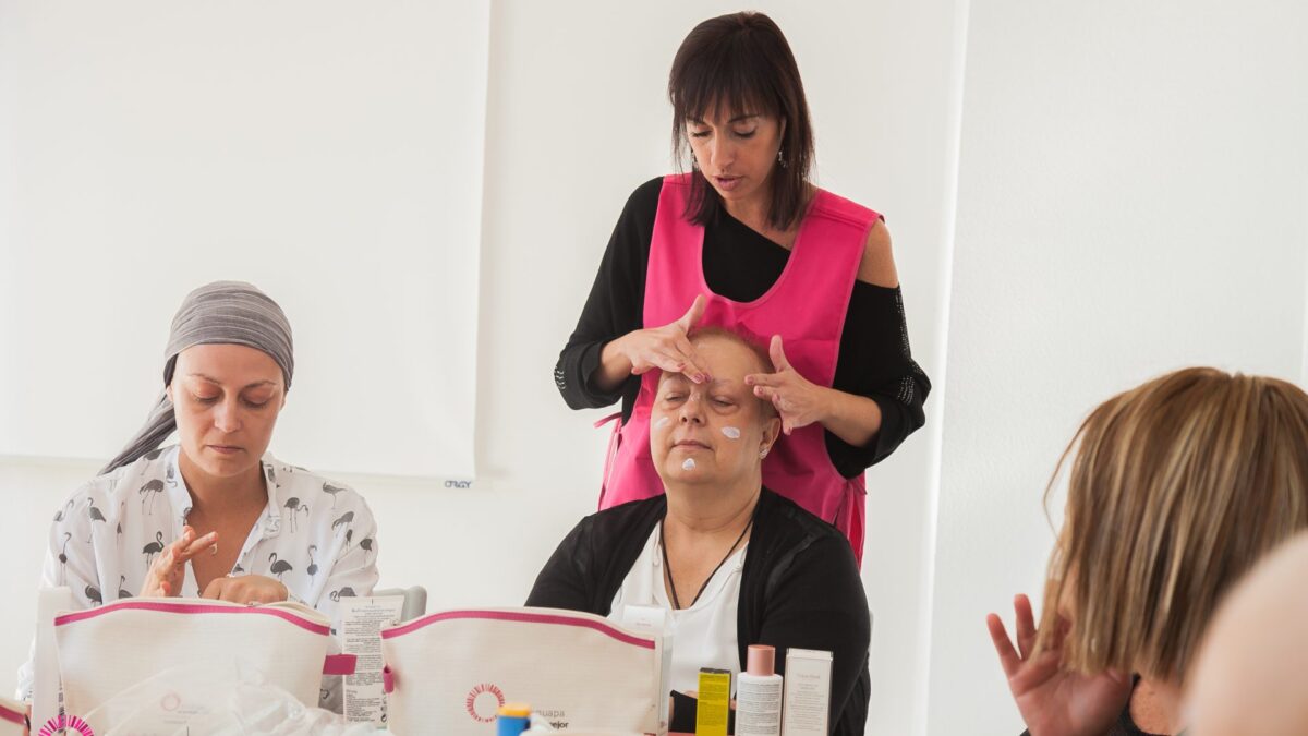 ‘Ponte guapa, te sentirás mejor’: el programa que devuelve la autoestima a pacientes con cáncer