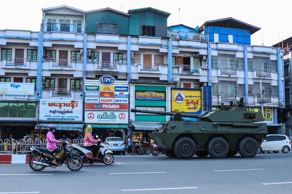 El Gobierno militar birmano ordena el bloqueo de Facebook mientras continúan las protestas civiles