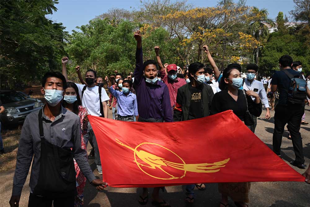 Cientos de manifestantes salen a la calle en Birmania contra el golpe de Estado militar