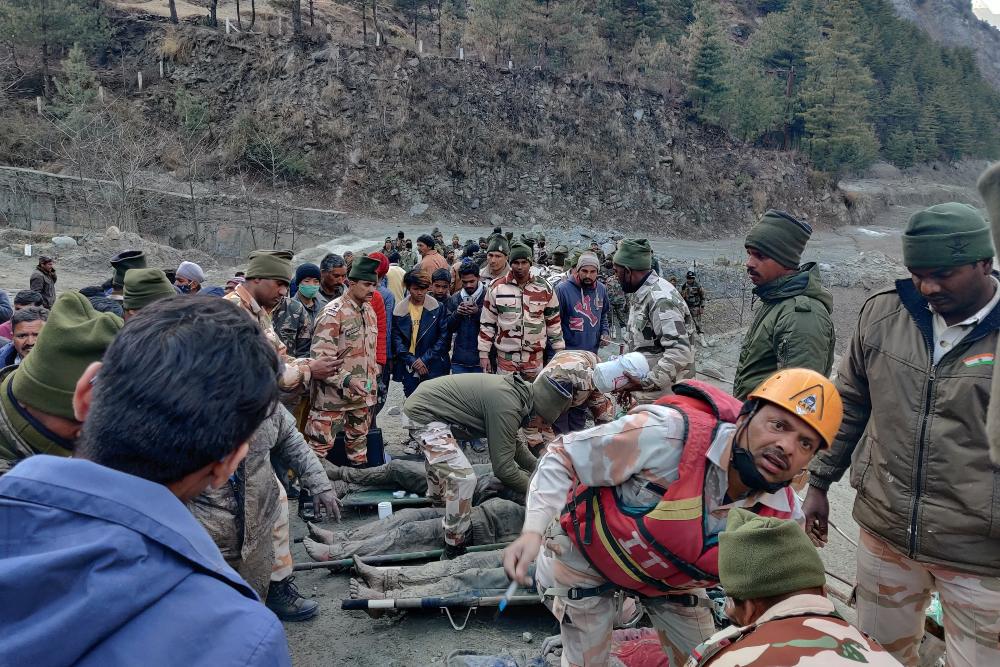 Los equipos de rescate buscan a 150 desaparecidos en India tras una avalancha