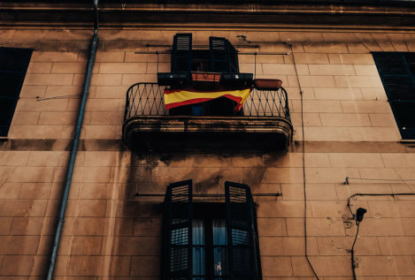 Madrid destina 12.750 euros a una pieza artística con banderas de España deterioradas