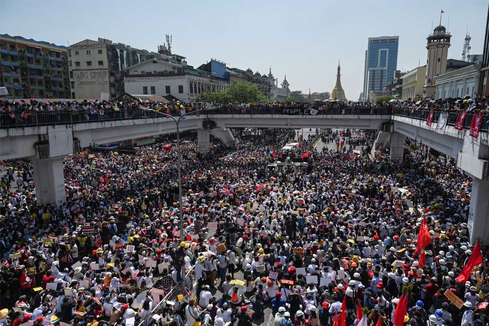 Miles de birmanos desafían al Gobierno militar y toman las calles en protesta por el golpe de Estado
