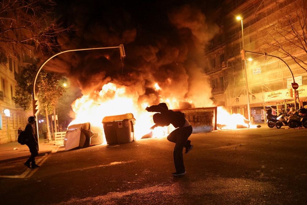 Barricadas en llamas y cargas policiales en la tercera noche de protestas por la condena de Hasél