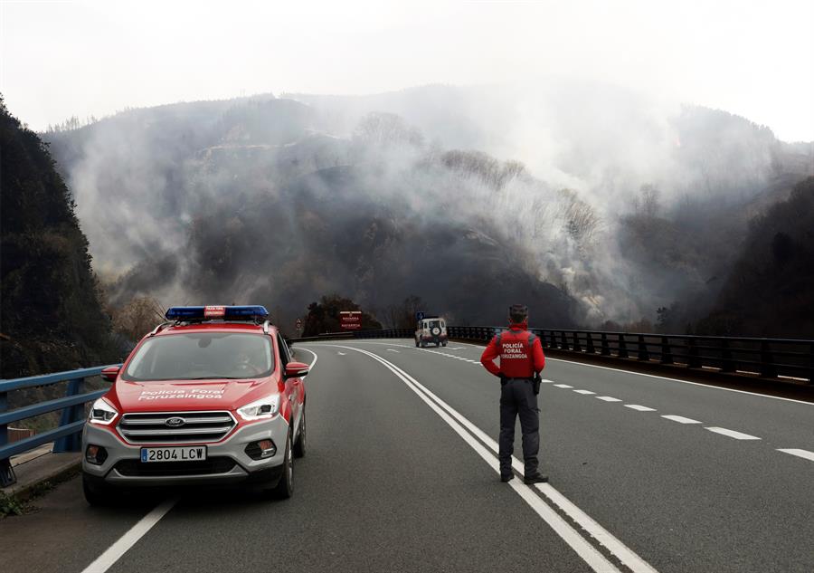 El incendio en Navarra avanza descontrolado y llega a Francia