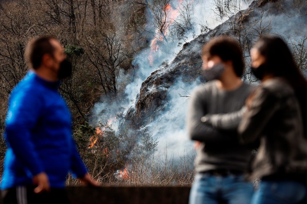 El incendio de Navarra ha quemado ya 300 hectáreas, pero la situación mejora