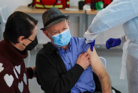 El 80% de mayores de 65 años en residencias de España ya han recibido la vacuna, según Sánchez
