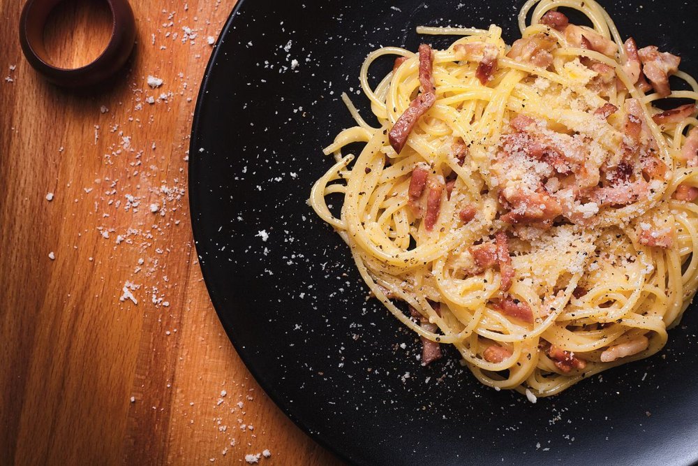 Una receta estadounidense de carbonara con tomate desata la indignación en Italia