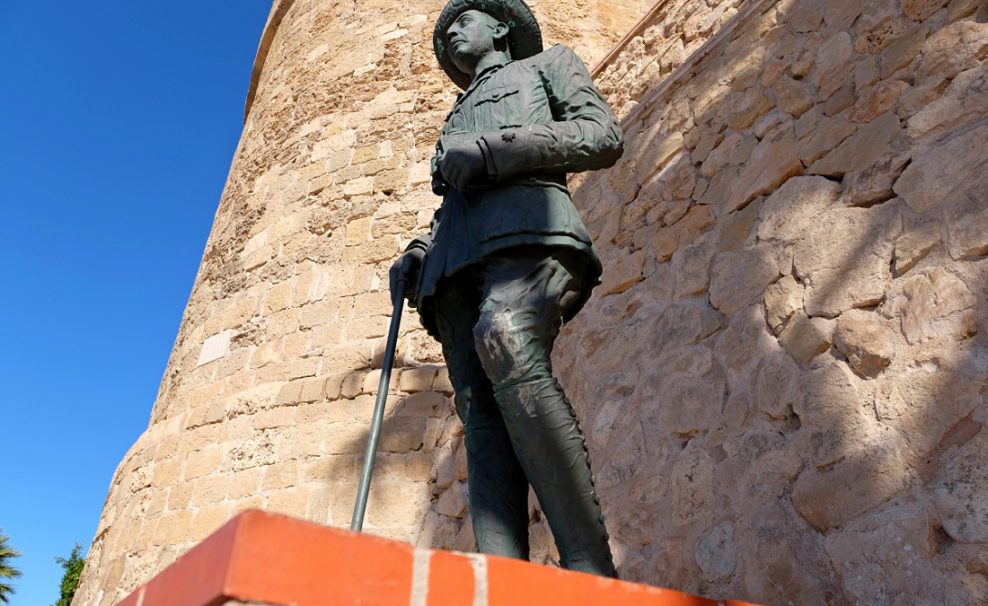 Melilla aprueba retirar la estatua de Franco con el apoyo del exlíder de Vox