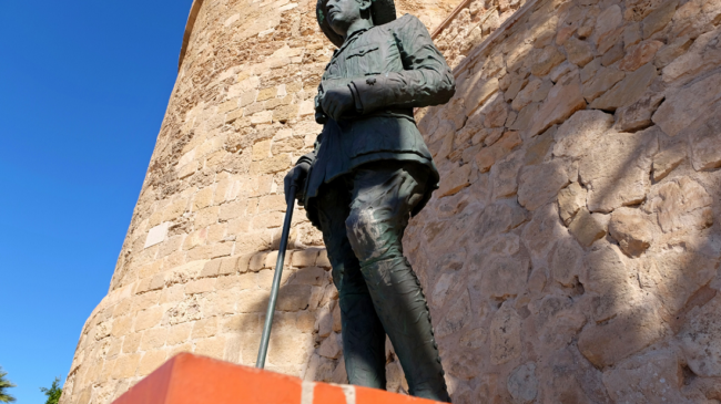 Melilla aprueba retirar la estatua de Franco con el apoyo del exlíder de Vox