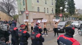 Activistas de Femen irrumpen en topless frente al colegio electoral donde vota Garriga, candidato de Vox