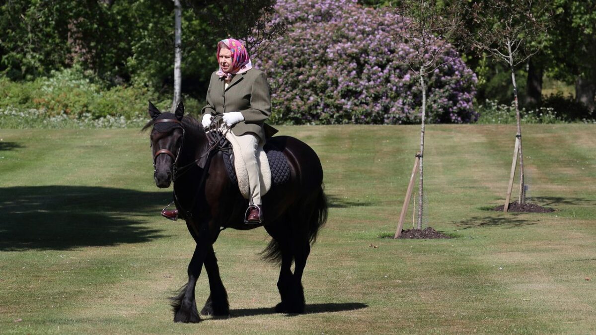 Isabel II celebra sus 69 años en el Trono británico confinada en Windsor