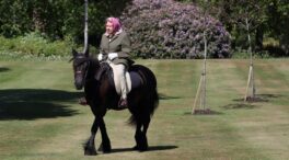 Isabel II celebra sus 69 años en el Trono británico confinada en Windsor
