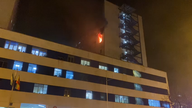 (VÍDEO) Detenido un paciente COVID por provocar un incendio en el hospital de Cádiz que obliga a desalojar varias plantas