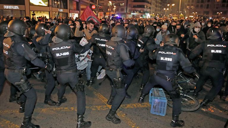 (VÍDEO) Ocho detenidos y cargas en otra protesta por Hasél en el centro de Valencia