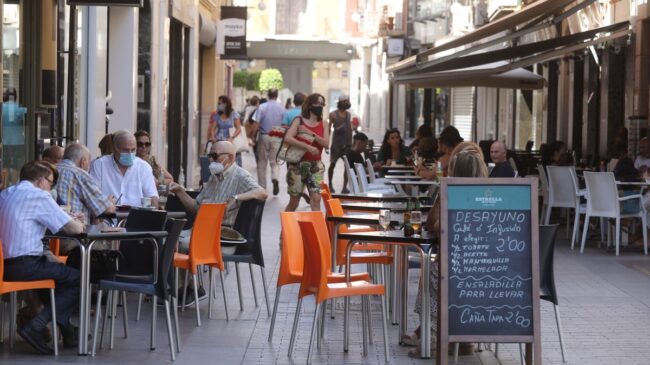 Madrid amplía este viernes a seis los grupos en terrazas y obliga a utilizar mascarillas en los bares