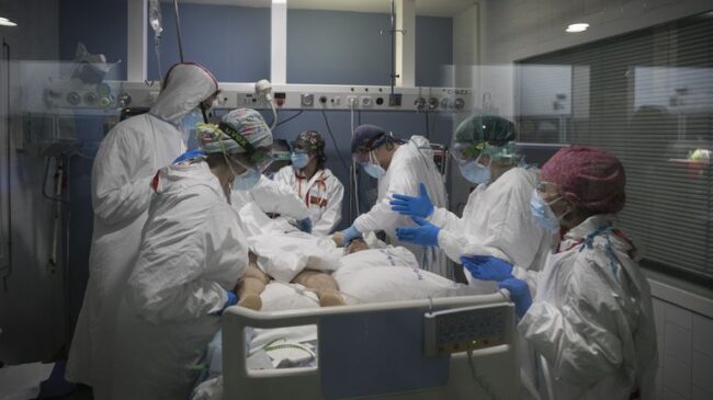 España supera los 8 millones de contagios, pero la presión hospitalaria crece a un ritmo lento