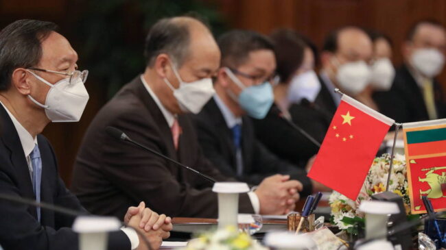 China pide a EE.UU. no interferir en sus "asuntos internos" para retomar lazos