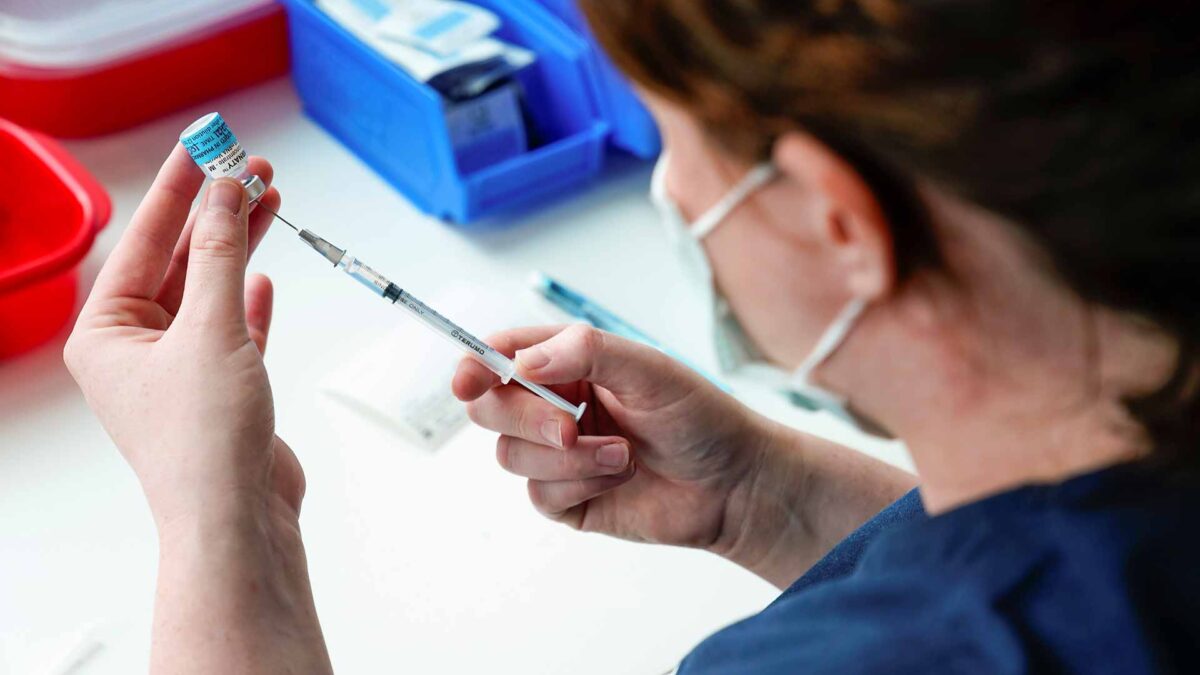 Covid-19: ¿Por qué es tan difícil saber si las nuevas variantes son más contagiosas?