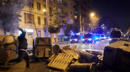 Pedradas en la cabeza a los mossos, quema de contenedores y barricadas: tercera noche de protestas por Hasél