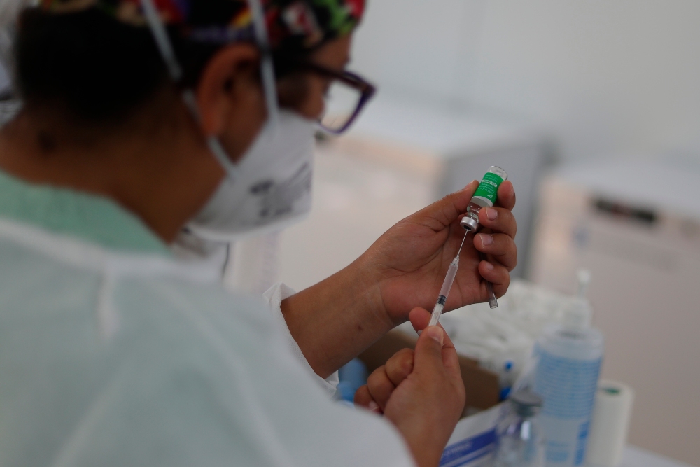 Dos jóvenes se visten como abuelas para vacunarse contra el coronavirus en Florida