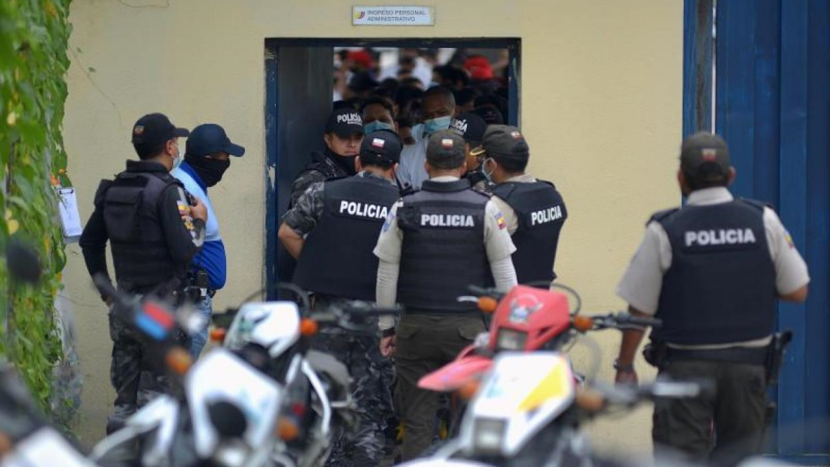(VÍDEO) Al menos 79 muertos en enfrentamientos entre bandas en prisiones de Ecuador