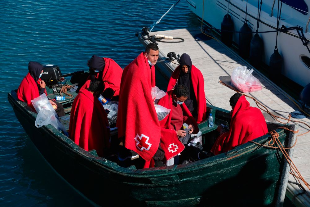 El Gobierno autoriza el traslado de 1.000 inmigrantes vulnerables de Canarias a la Península