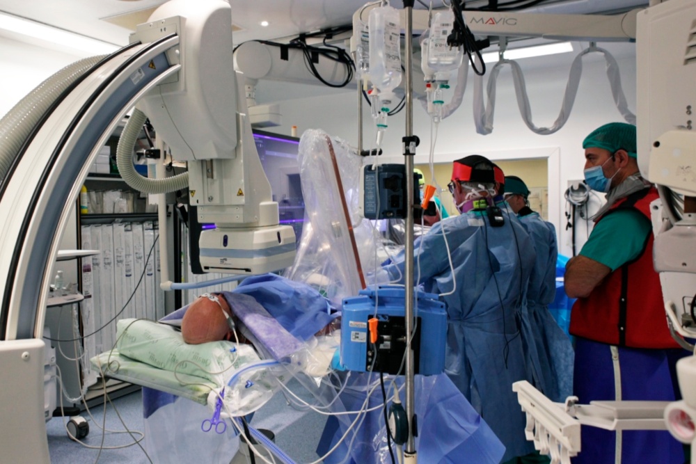 El Hospital de Bellvitge realiza una intervención pionera en el mundo en un corazón trasplantado