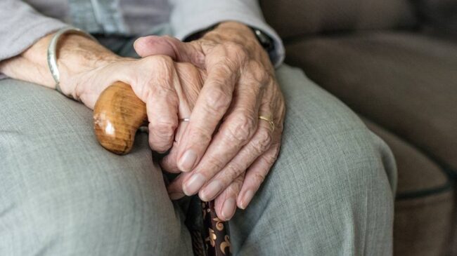 Cumple 104 años tras superar el covid y estar inmunizada contra el virus