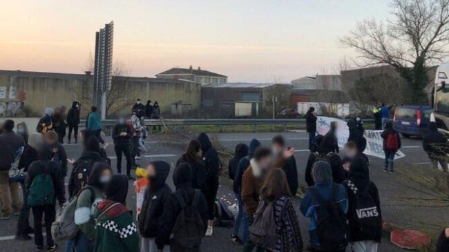 Alrededor de 60 personas cortan la AP-7 a la altura de Girona en protesta por el encarcelamiento de Hasél